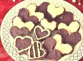 Vegan Raw Red Velvet Cookies With Cashew Icing. 